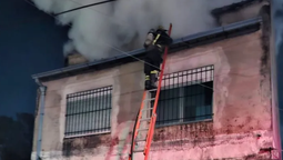 Lomas de Zamora: feroz incendio destruyó gran parte de una vivienda en Parque Barón
