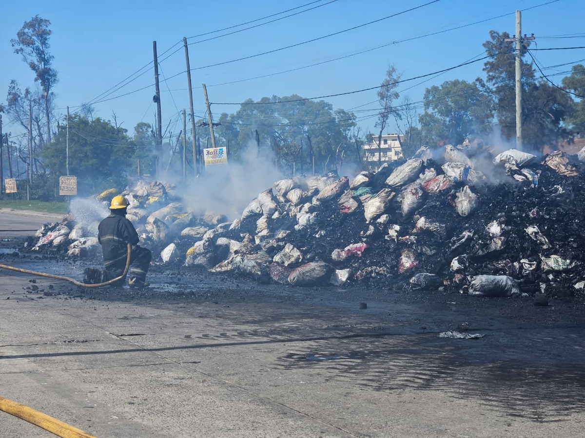 Los bomberos continúan trabajando en el lugar.