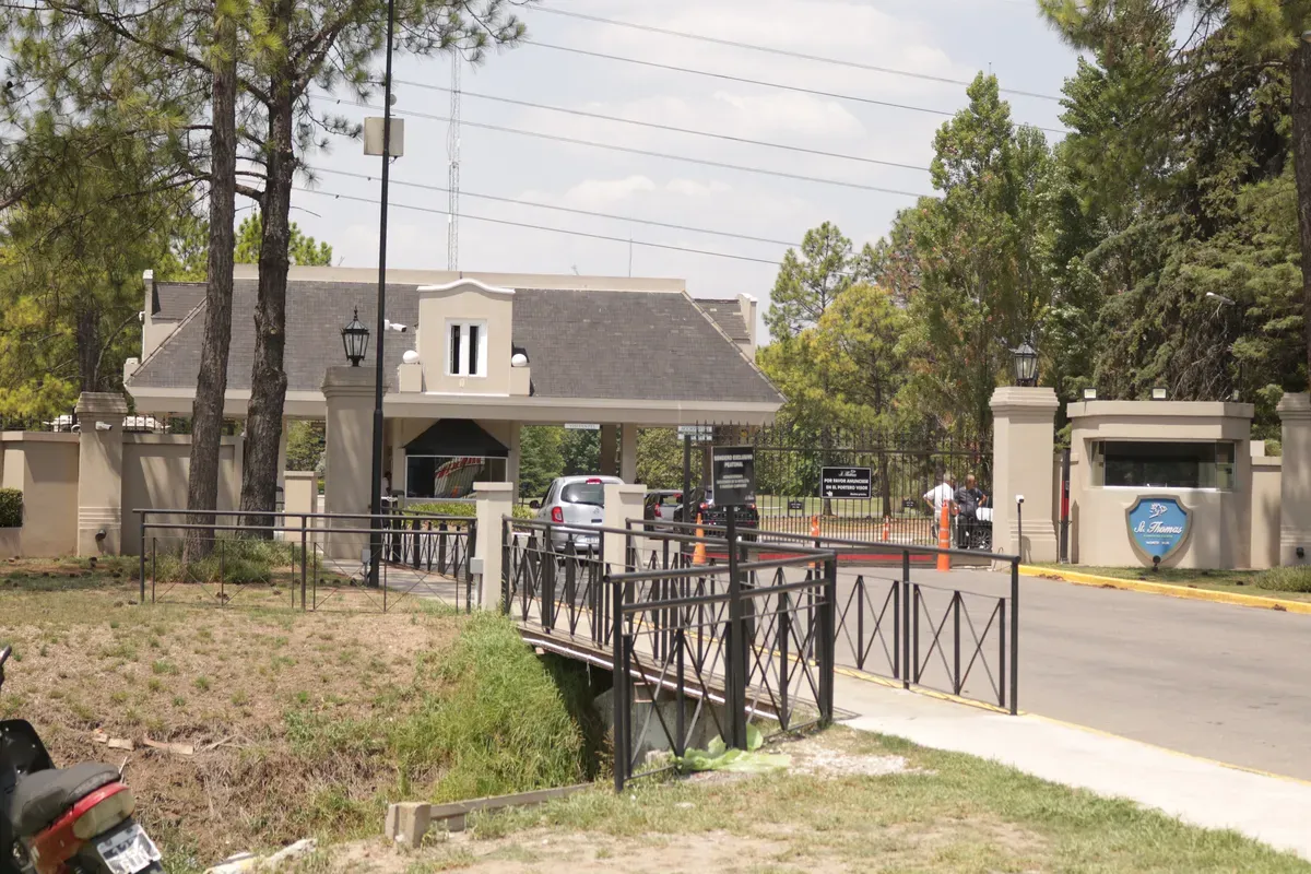 El ingreso al country Saint Thomas en Canning.  