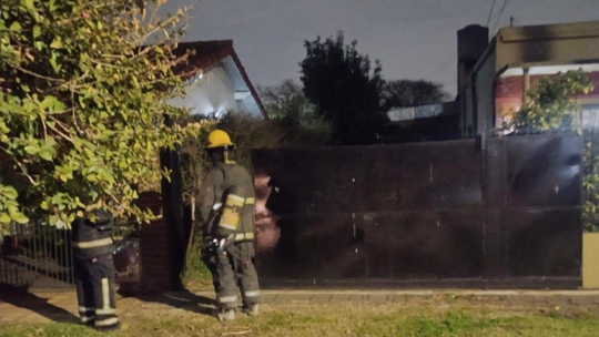 Tres menores asistidos por inhalar humo en un incendio en Longchamps