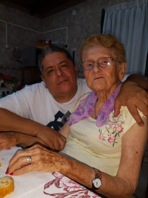 101 años. La histórica vecina de Monte Grande, María Luisa Petrile, junto a su hijo Sergio. Ella está feliz por mantenerse sana y no demandarle 
