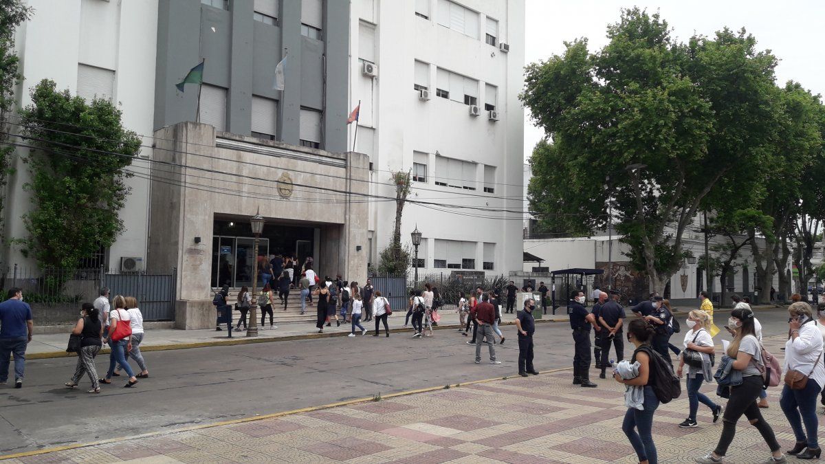 Peligro despejado. Los empleados regresan al edificio tras el visto bueno de la brigada de explosivos.