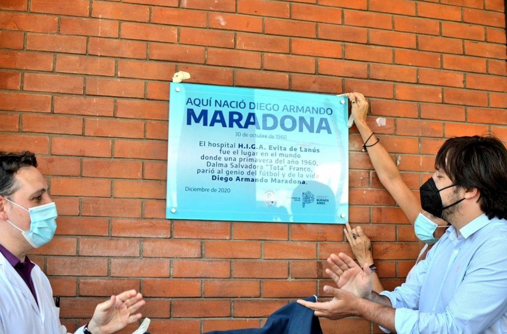 Placa que recuerda el nacimiento de Diego Maradona en el Hospital Evita de Lanús.