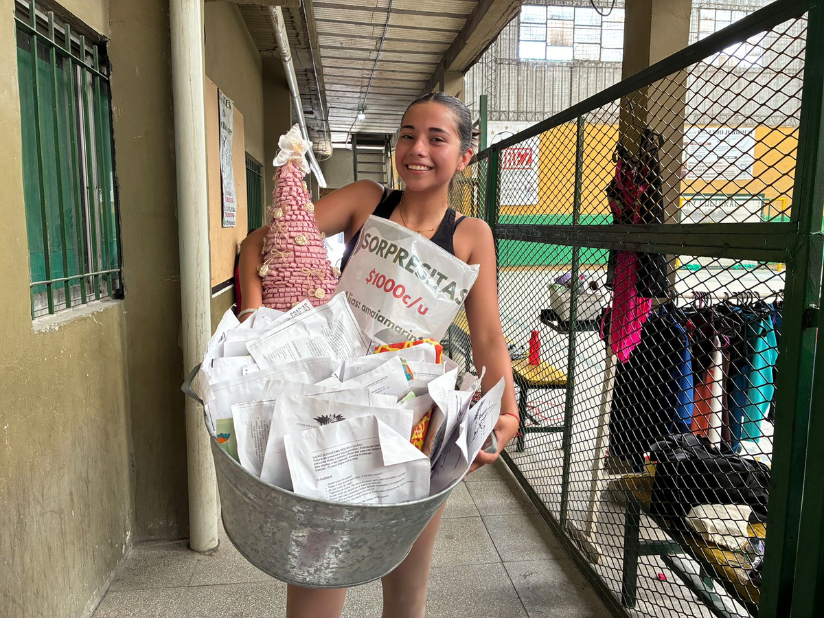 Amaia vende artesanías en ferias para lograr recaudar el dinero necesario para viajar. Amaia vende artesanías en ferias para lograr recaudar el dinero necesario para viajar.