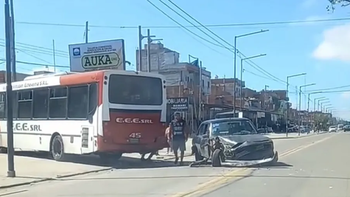 Violento choque entre un colectivo y un auto en Lomas