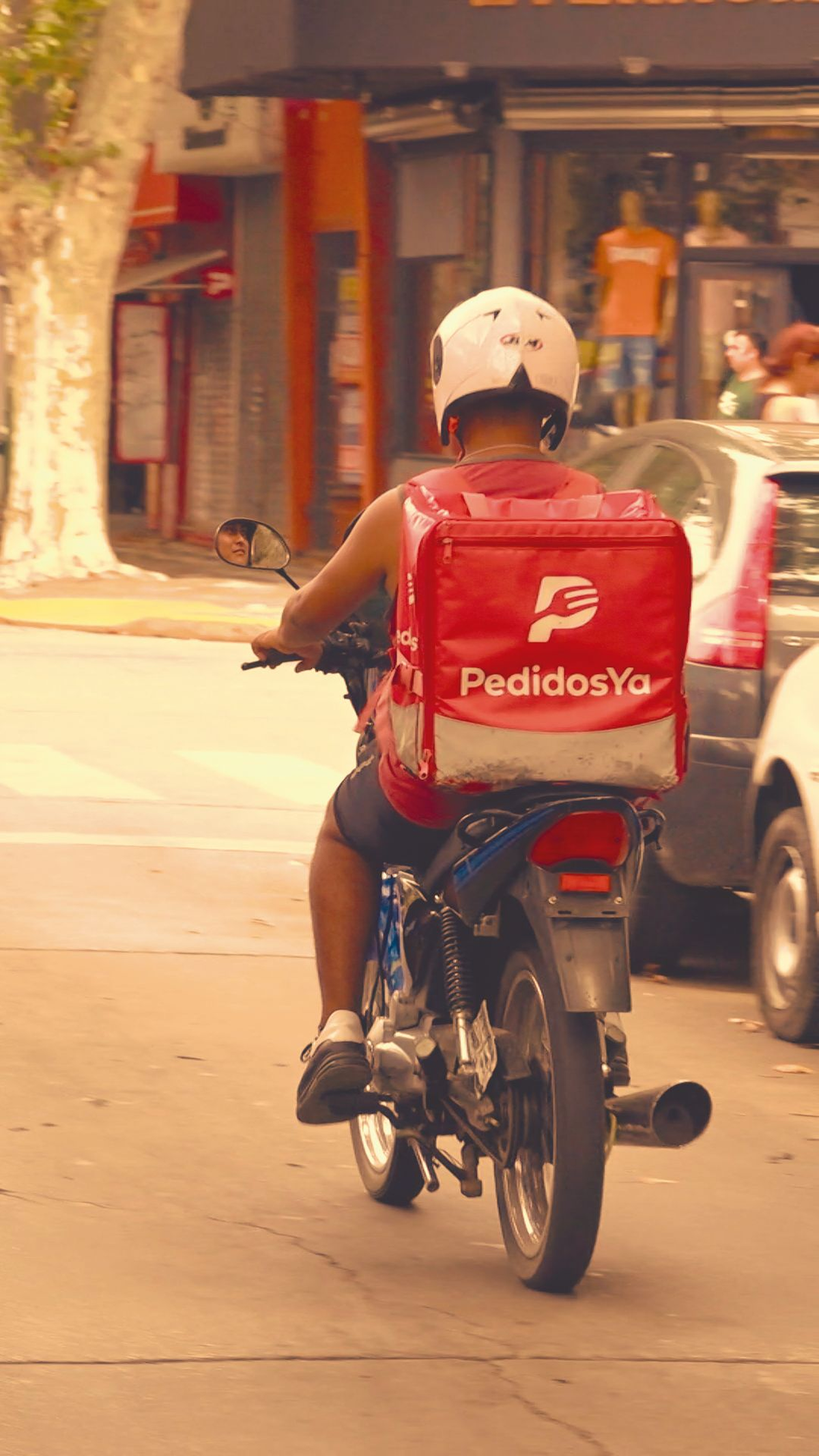 Los trabajadores de las motos son “privilegiados” al lado de los que usan bicis.