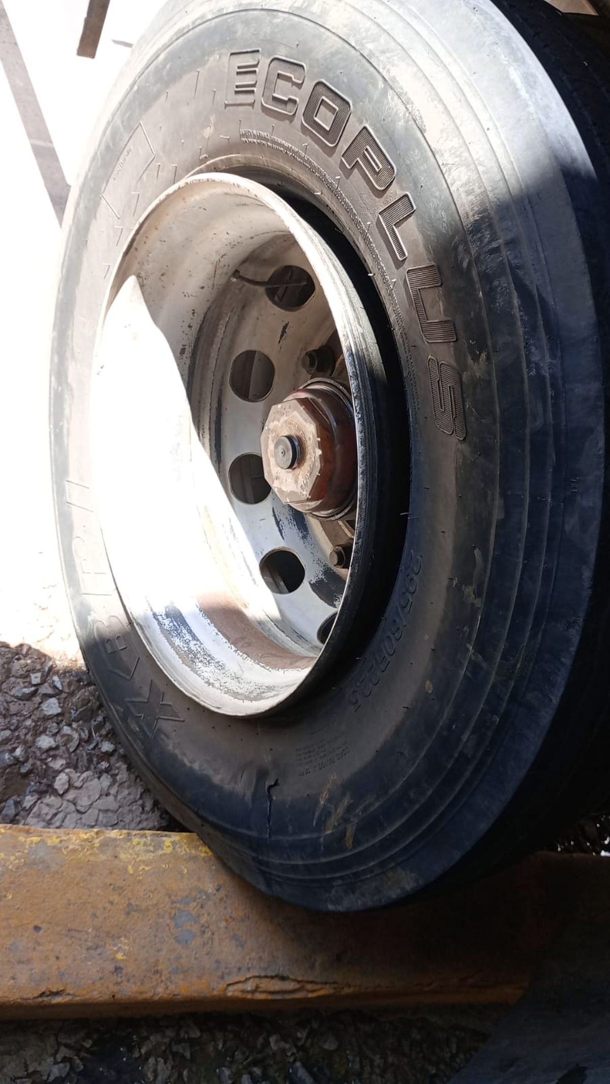 Una de las ruedas que fue pinchada por los atacantes en la Ruta 6.