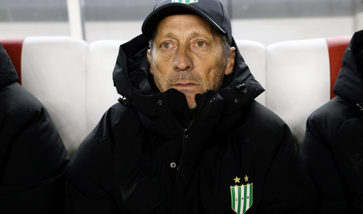 El DT de Banfield se vio afectado por las estafas.