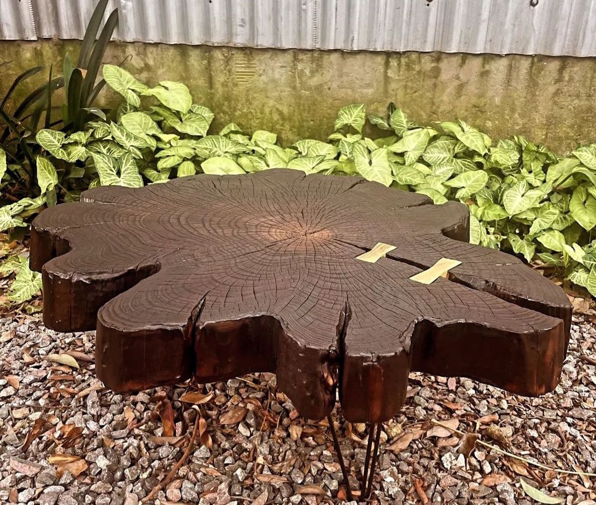 De Japón a Temperley: el carpintero que utiliza una técnica japonesa que quema la madera