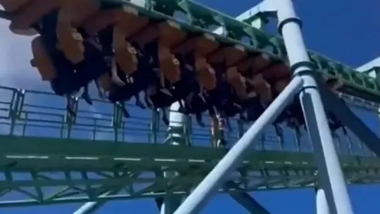 Susto en el Parque de la Costa: una montaña rusa se detuvo y dejó pasajeros suspendidos en altura