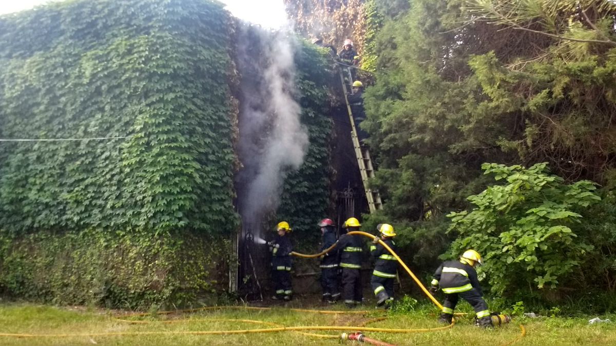 Los bomberos de Esteban Echeverría actuaron en el incendio de una antigua casa en Monte Grande.