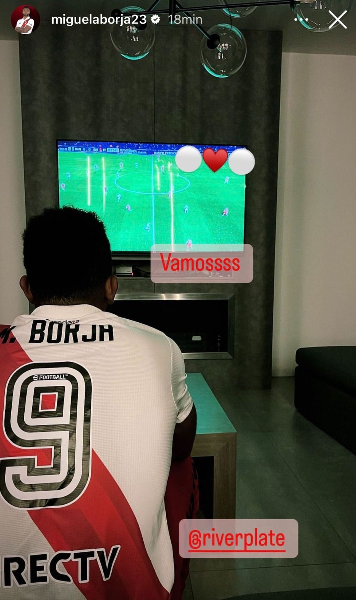 Miguel Borja viendo a River en su casa de Terralagos.