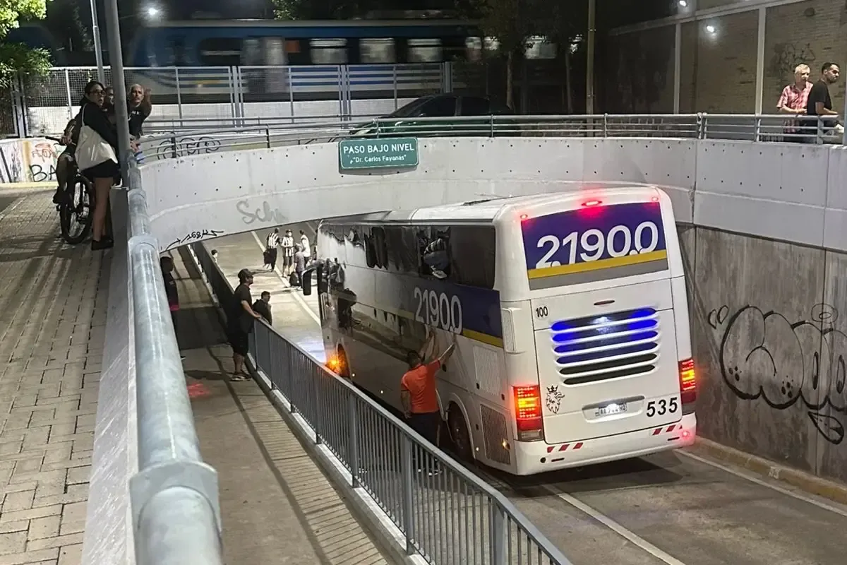 El micro quedó incrustado en un bajo nivel de Banfield y terminó con el techo destruido tras el impacto.