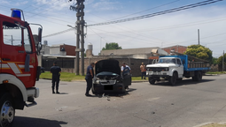 grave choque entre un auto y un camion en almirante brown