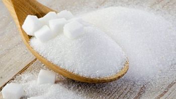 ANMAT prohibió la venta de una marca de azúcar: encontraron piedras y otros objetos extraños