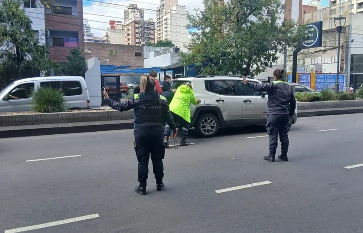 Algunos padres presenciaron el choque ocurrido al mediodía sobre Hipólito Yrigoyen, frente a la Escuela N° 9 de Lomas.