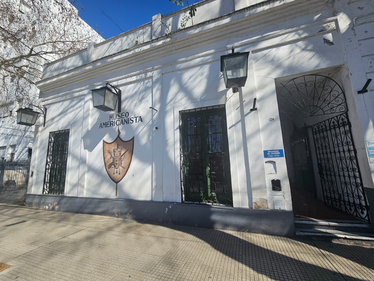 El Museo Americanista se ubica en la calle Manuel Castro 254, Lomas de Zamora.