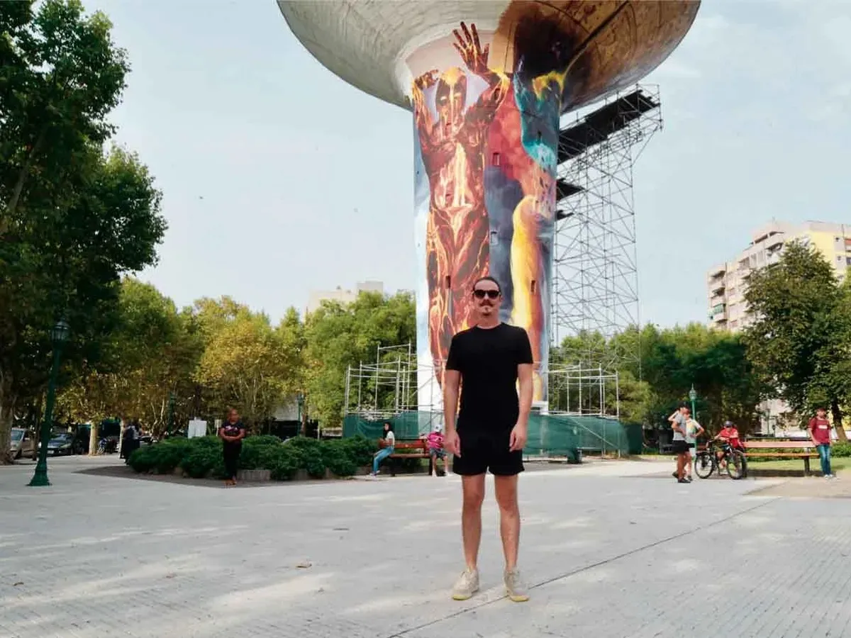 El artista junto a su obra. El artista junto a su obra. 