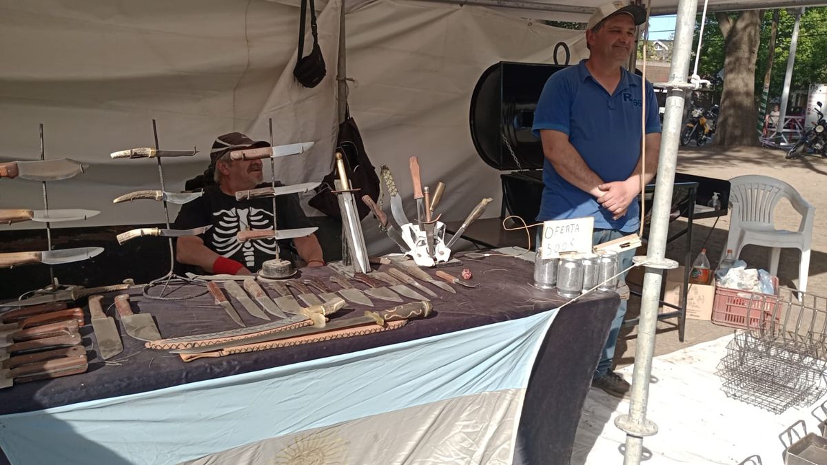 Miguel, en un stand dedicado a la venta de cuchillos.