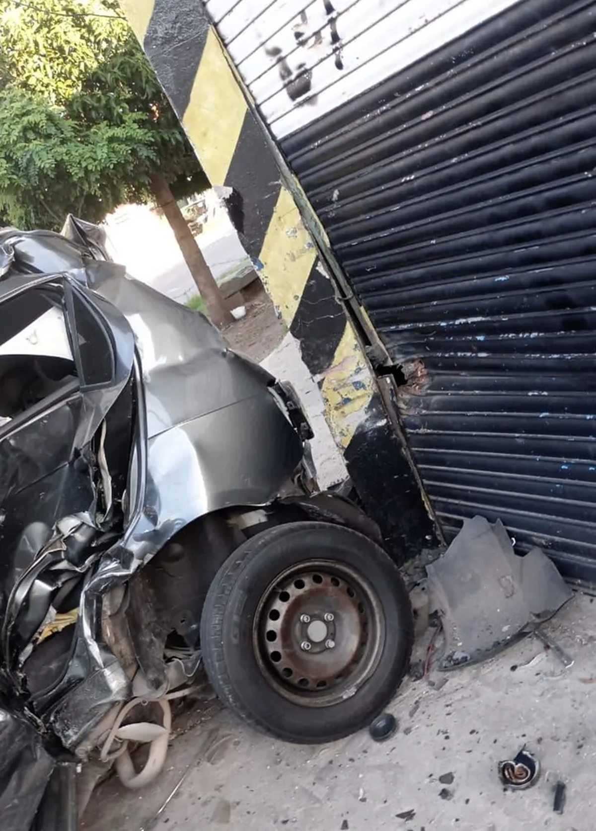 El auto se incrustó en un local en Lomas de Zamora. 