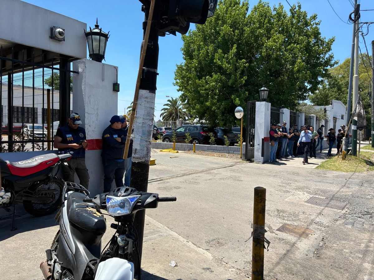Dirigentes sindicales denunciaron una fuerte presencia de efectivos de la Policía Federal durante la manifestación frente a la fábrica.