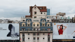 un chalet iconico ligado a banfield se vende en pleno microcentro