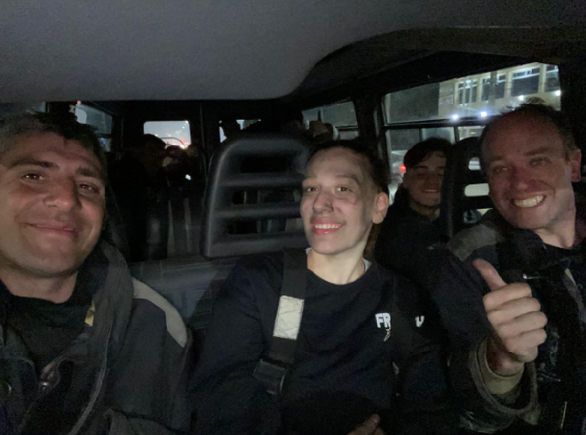 El padre Federico en su entrenamiento para ser bombero.