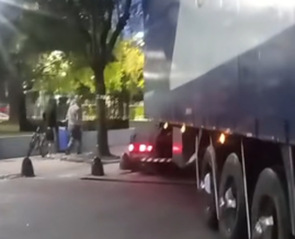 El camión que provocó destrozos en la plaza de Spegazzini, en Ezeiza. 