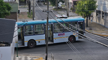 Choque entre un colectivo y una moto en Luis Guillón: dos jóvenes resultaron heridos