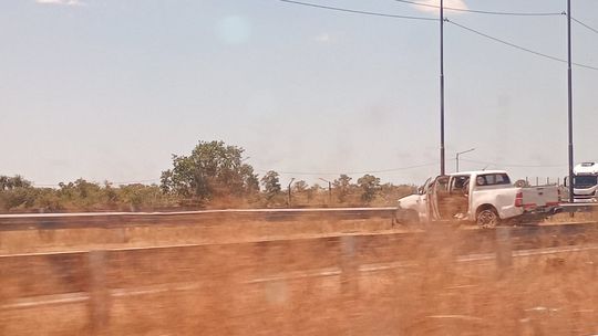 Ezeiza: camioneta perdió el control y chocó contra el guardarraíl en la Autopista Presidente Perón