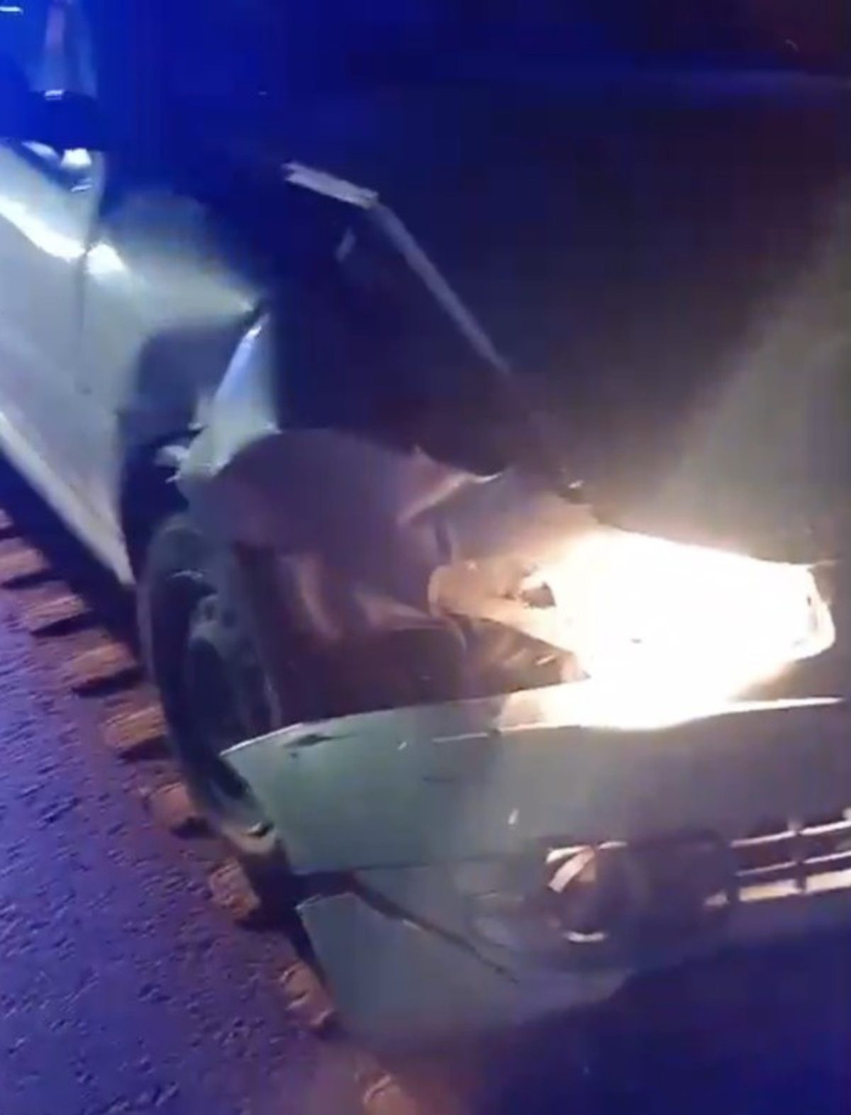 El Gol presentó graves daños en la parte delantera de la carrocería. El Gol presentó graves daños en la parte delantera de la carrocería.