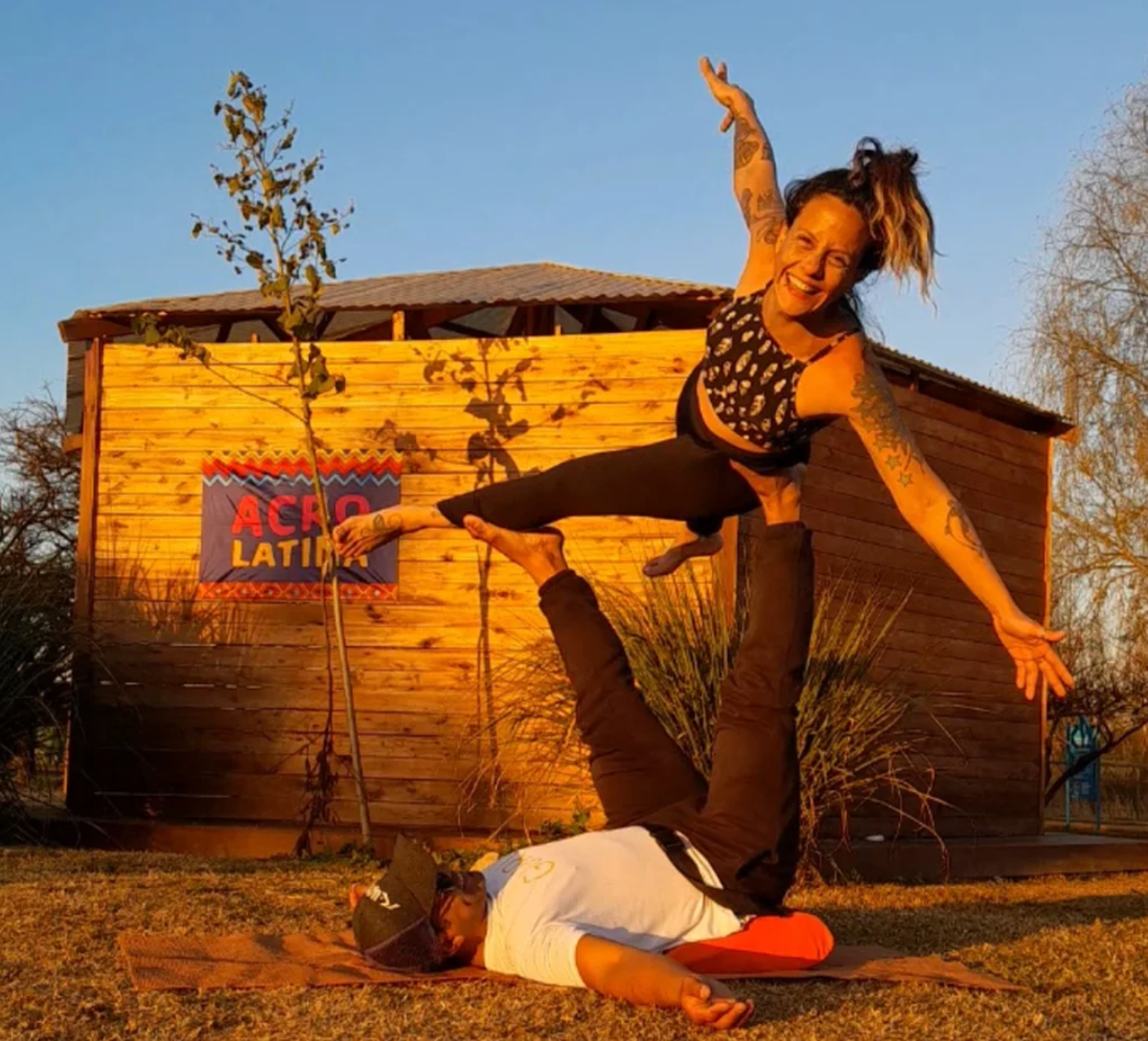 La jornada de acroyoga “Jam Sureña” se realizará el domingo 15 de marzo de 15 a 19:30 en el Parque Finky de Lomas de Zamora, con participación abierta y gratuita.