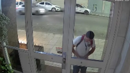 cayo en lomas un sospechoso de robar picaportes de bronce en edificios