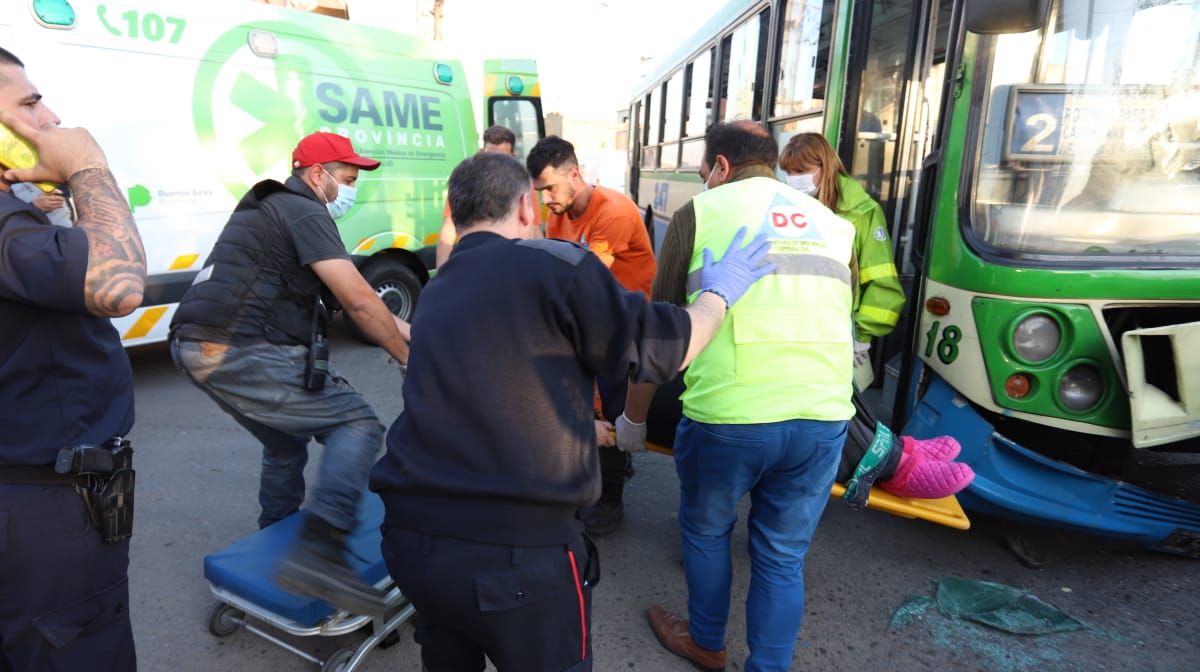 Lanús: siete heridos en un choque entre un colectivo y un auto