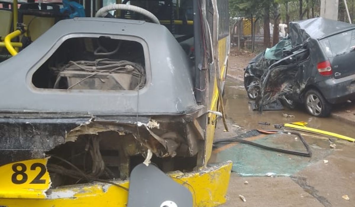 Choque entre un colectivo y un auto en Esteban Echeverría: dos heridos