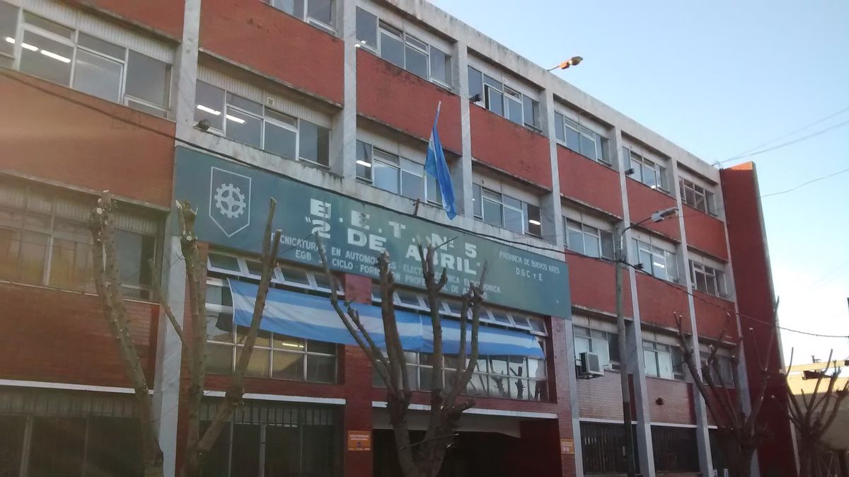 La Escuela Técnica N°5 de Temperley comunicó el fallecimiento del profesor Enrique Fiorenza y el lunes 23 de febrero suspendió las clases por duelo. La Escuela Técnica N°5 de Temperley comunicó el fallecimiento del profesor Enrique Fiorenza y el lunes 23 de febrero suspendió las clases por duelo.