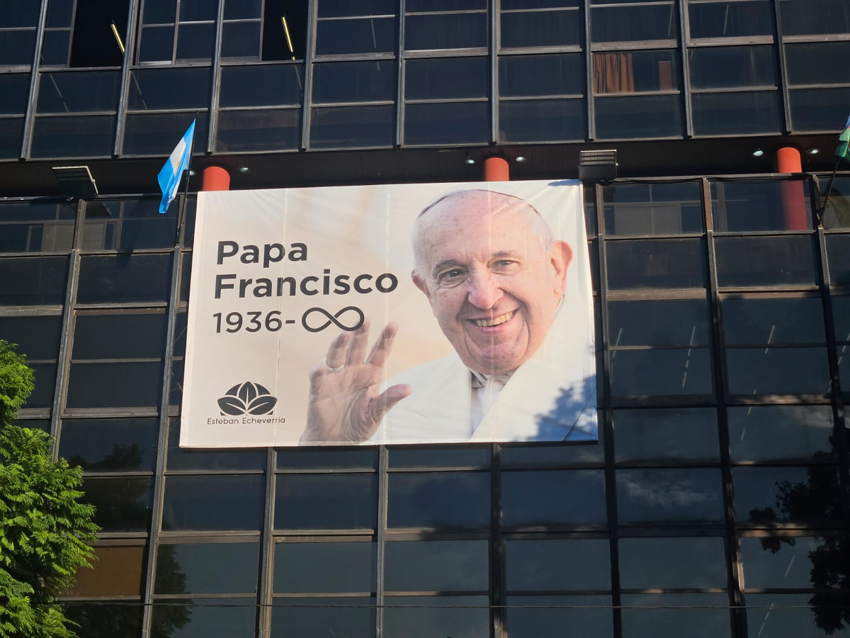 La gigantografía del Papa Francisco que se colocó frente al palacio municipal.