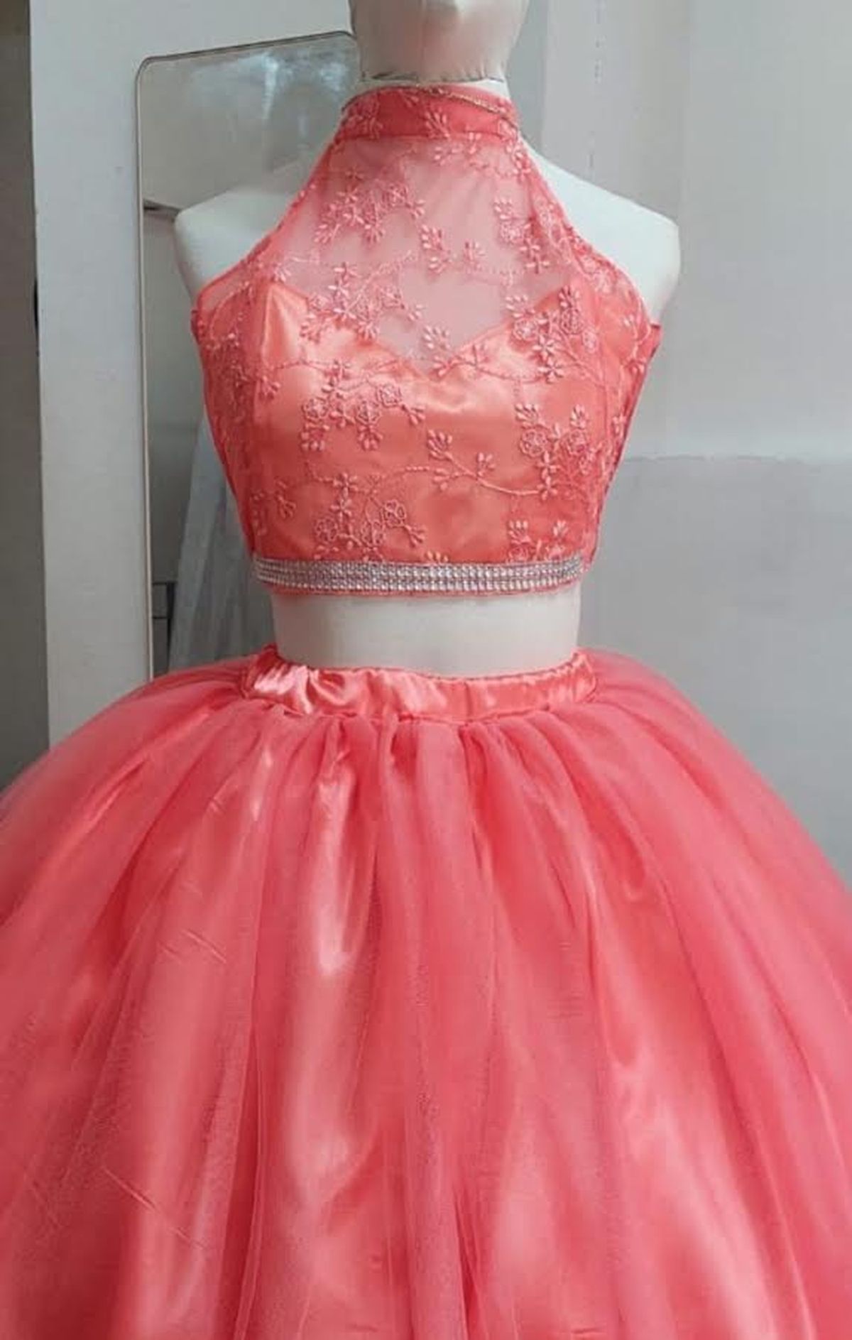 Ahora las quinceañeras usan corset y pollera por separado. 