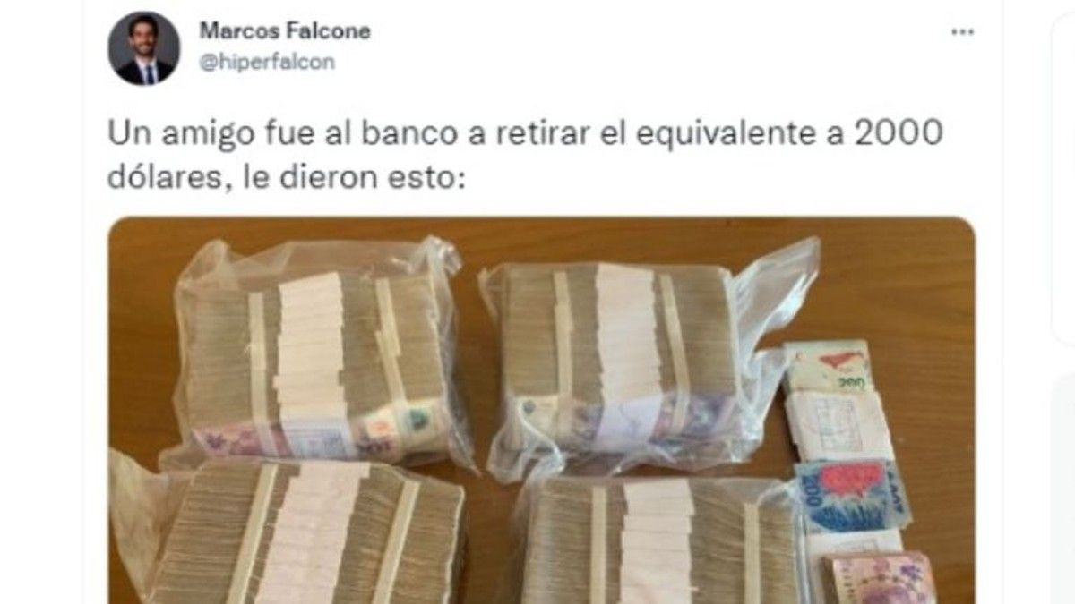 Retiró 2 mil dólares en pesos argentinos y se hizo viral por la cantidad de billetes