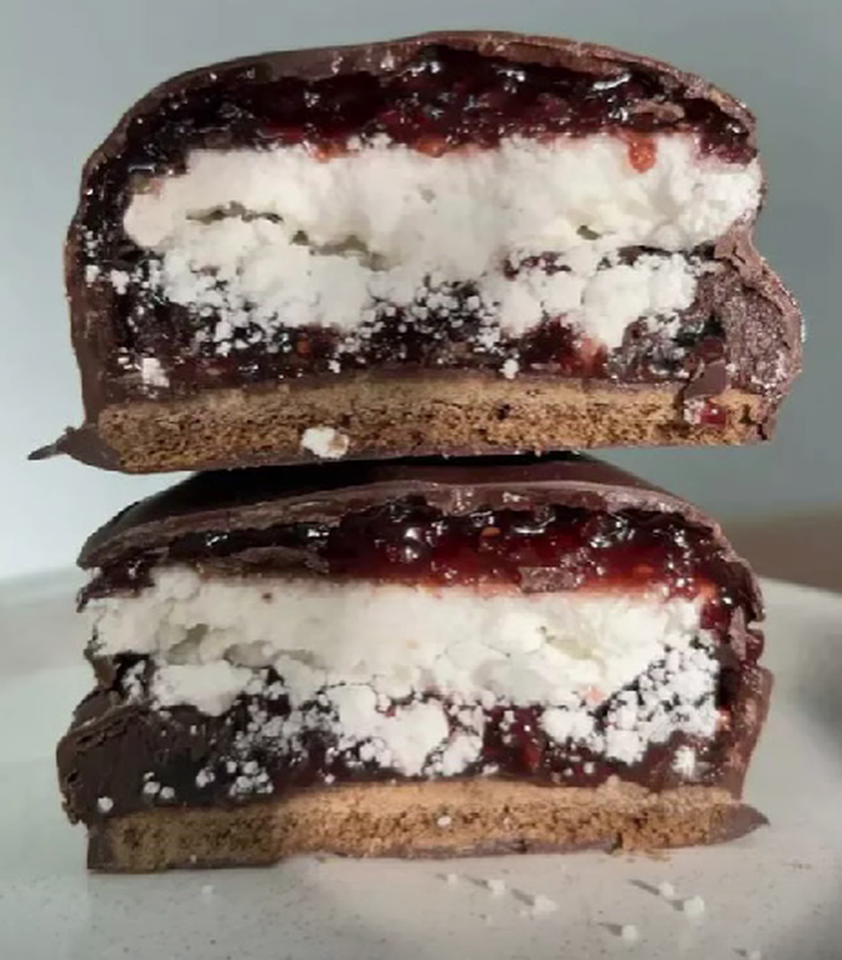 La golosina ganadora lleva una cobertura de chocolate negro al 70% y frambuesas liofilizadas. La golosina ganadora lleva una cobertura de chocolate negro al 70% y frambuesas liofilizadas.