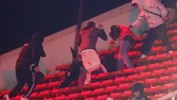 hinchas de la region en medio de la barbarie en la cancha de independiente: algo imposible de explicar