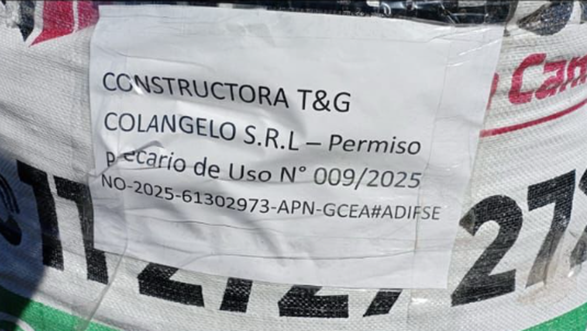 El cartel que coloc&oacute; la constructora Colangelo en los bolsones de materiales.