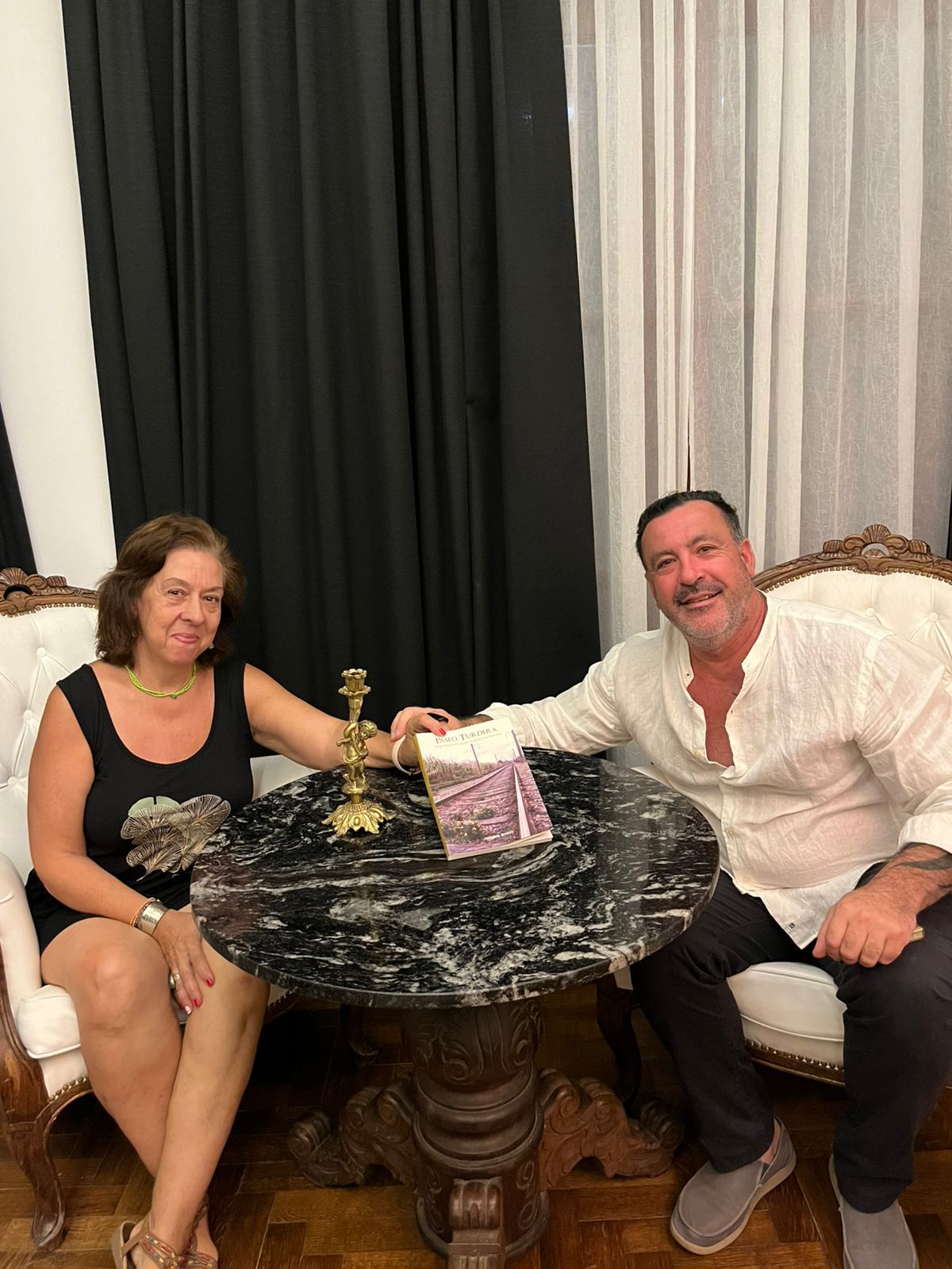 Andrea, dueña de Encontrate Casa de Te y Gustavo, coordinador de La Turderita. Andrea, dueña de Encontrate Casa de Te y Gustavo, coordinador de La Turderita.