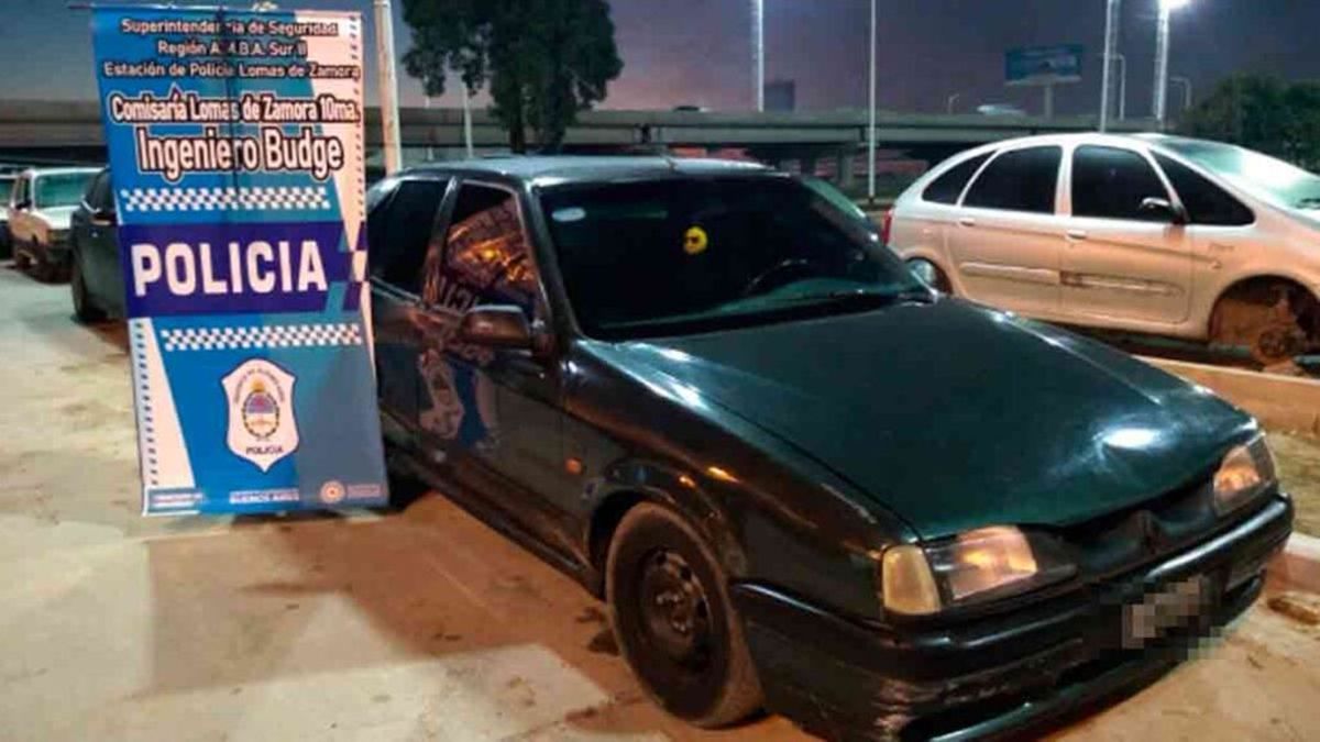 Auto incautado por la Policía en Ingeniero Budge, Lomas de Zamora.