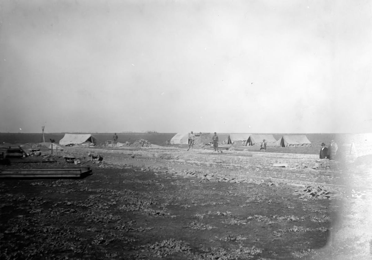 Los obreros trabajando durante la construcción de la estación Canning. Foto gentileza @fotos.antiguas.ezeiza