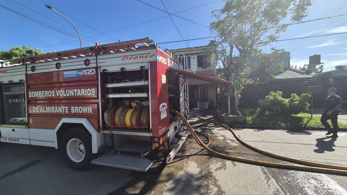 Los Bomberos de Almirante Brown trabajaron en el lugar (Foto: El Diario Sur)