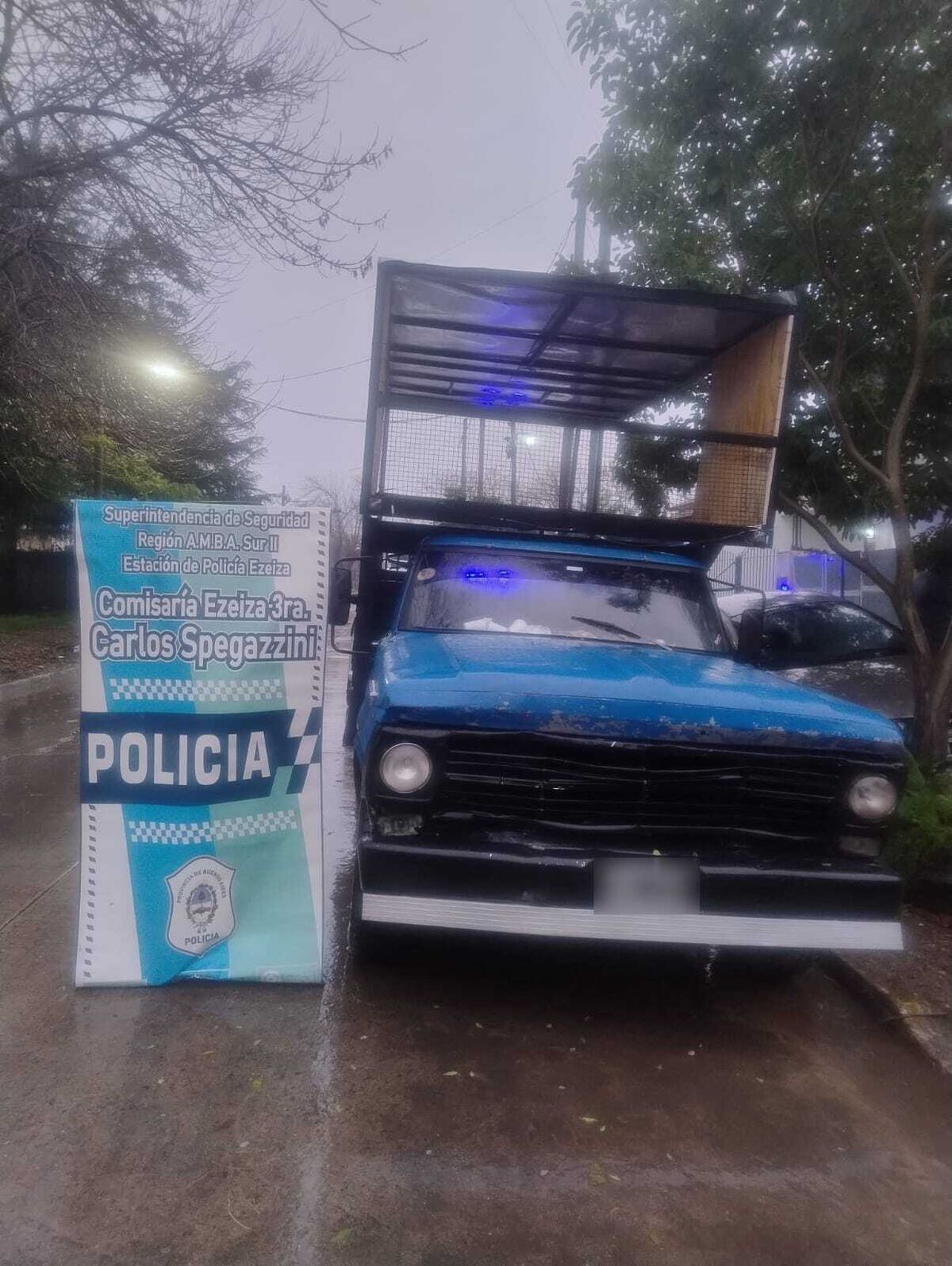 La camioneta que fue utilizada para llevar adelante la estafa en Ezeiza. 