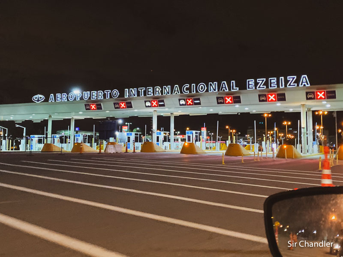La Línea 8 de la empresa de colectivos Río Grande conecta Aeroparque y el aeropuerto de Ezeiza. 