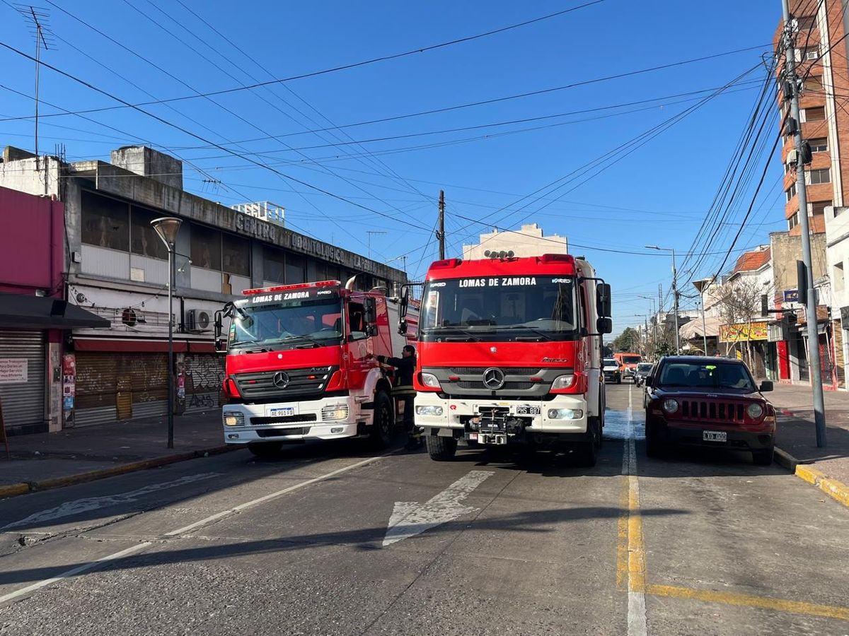 Los Bomberos de Lomas de Zamora trabajaron frente a la peluquería afectada. 