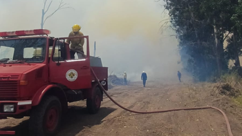 Ezeiza: incendios de pastizales interrumpen el tránsito en la Autopista Presidente Perón